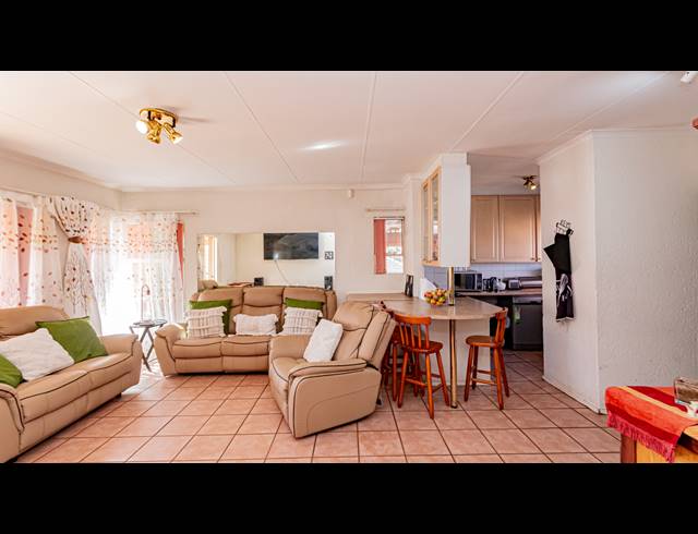 3 BEDROOM TOWNHOUSE FOR SALE IN ALBERTON NORTH